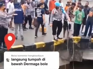 Viral Polisi di Mimika Papua Buang Botol Plastik ke Laut, Kapolsek Ditegur