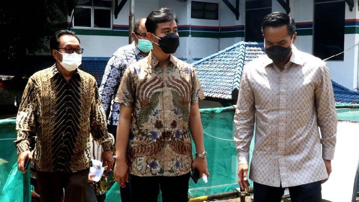 Potret Keakraban Anindya Bakrie dan Gibran Calon Ketua Umum Kamar Dagang dan Industri (Kadin) Indonesia Anindya Bakrie (tengah) didampingi Ketua Kadin Solo Gareng S Haryanto (kiri) berbincang dengan Wali Kota Solo Gibran Rakabuming Raka (kanan) usai mengadakan pertemuan di Balai Kota, Solo, Jawa Tengah, Jumat (9/4/2021). Pertemuan itu antara lain membahas rencana membesarkan Sekolah Menengah Kejuruan (SMK) di Solo untuk kendaraan listrik agar bisa menjadi percontohan bagi kota/kabupaten bahkan propinsi lain.
