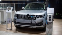 Land Rover juga meluncurkan mobil listriknya yaitu Land Rover Hybrid Electric. Getty Images/Robert Hradil  