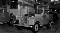 Terinspirasi dari Jeep Willys, perusahaan mengembangkan Land Rover pertama, yang mana aslinya diperuntukkan bagi kendaraan pertanian 4WD, chassis baja, dan besi aluminium. Getty Images/Topical Press Agency  