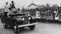 Momen Ratu Elizabeth II dan Pangeran Philip melambai dari Land Rover di Nigeria pada tahun 1956. Getty Images/Fox Photos  