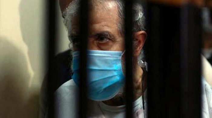 A picture taken on December 10, 2020 shows Mahmud Ezzat, the Muslim brotherhood group acting leader, during his first session in his trial at the police institute at Torah prison in Cairo. (Photo by Khaled KAMEL / AFP)