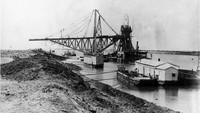 Pembangunan Terusan Suez dimulai tepatnya tanggal 25 April 1859 oleh koloni Perancis. Terusan Suez terbentang sepanjang 163 Km jauhnya dan menjadi penghubung antara laut tengah dengan Laut Merah.Getty Images/General Photographic Agency  