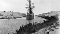 Terusan Suez diresmikan tahun 1869 dan dibangun atas prakarsa insinyur Prancis yang bernama Ferdinand Vicomte de Lesseps. Terusan suez yang memisahkan Benua Asia dan Afrika ini dapat memangkas jarak hingga 7.000 kilometer dibandingkan perjalanan yang dilakukan melalui Atlantik Selatan dan Laut India Selatan. Getty Images/Hulton Archive  