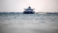 Hangat diperbincangkan, tersangkutnya kapal kontainer Ever Given di Terusan Suez membuat macet alur lalu lintas kanal di sana. Getty Images/Mahmoud Khaled  