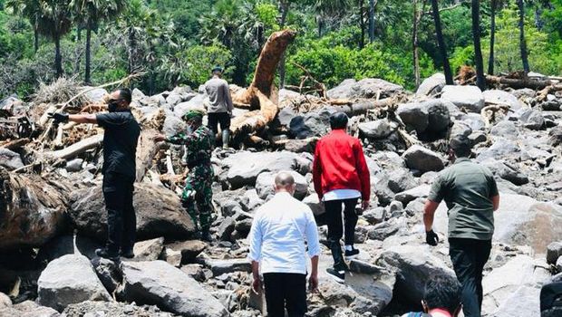 Presiden Joko Widodo mengunjungi desa Tapolangun, Kab Lembata yang menjadi lokasi korban banjir bandang Lembata NTT (9/4/2021). (Biro Pers Sekretariat Presiden/Laily Rachev)