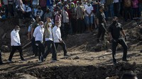 Presiden Joko Widodo (Jokowi) mengunjungi sejumlah wilayah yang terdampak bencana di Nusa Tenggara Timur (NTT). Selain Kabupaten Lembata, Jokowi juga menyambangi lokasi tanah longsor di Desa Nelelamadike, Ile Boleng, Kabupaten Flores Timur, Nusa Tenggara Timur (NTT).