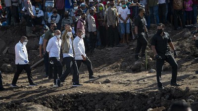 Foto: Jokowi Tinjau Langsung Lokasi Tanah Longsor Adonara