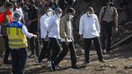 Foto: Jokowi Tinjau Langsung Lokasi Tanah Longsor Adonara