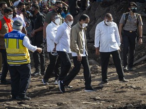Jokowi Kunjungi Korban Banjir di Desa Nele NTT: 56 Warga Meninggal