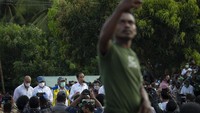 Seorang warga korban longsor di Adonara berselfi dengan latar belakang presiden Jokowi yang memberikan keterangan pers di hadapan warga dan insan media. Poin lain yang disampaikan Jokowi dalam kunker tersebut adalah relokasi. Jokowi mengatakan pembangunan harus segera dilakukan.