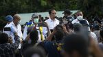 Foto: Jokowi Tinjau Langsung Lokasi Tanah Longsor Adonara