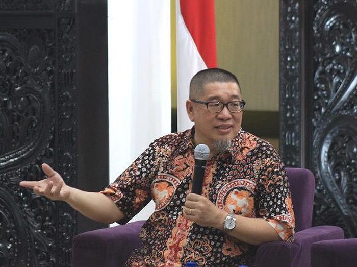 Pakar Sosiologi Universitas Airlangga (Unair) Prof Dr Bagong Suyanto mengatakan, pergeseran pergerakan teroris menggunakan internet. Sehingga banyak menyasar anak muda.
