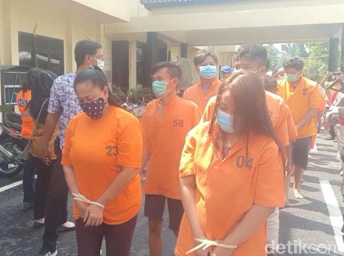 Empat anak di Nganjuk jadi korban praktik prostitusi. Mereka melayani lelaki hidung belang di sebuah kafe.