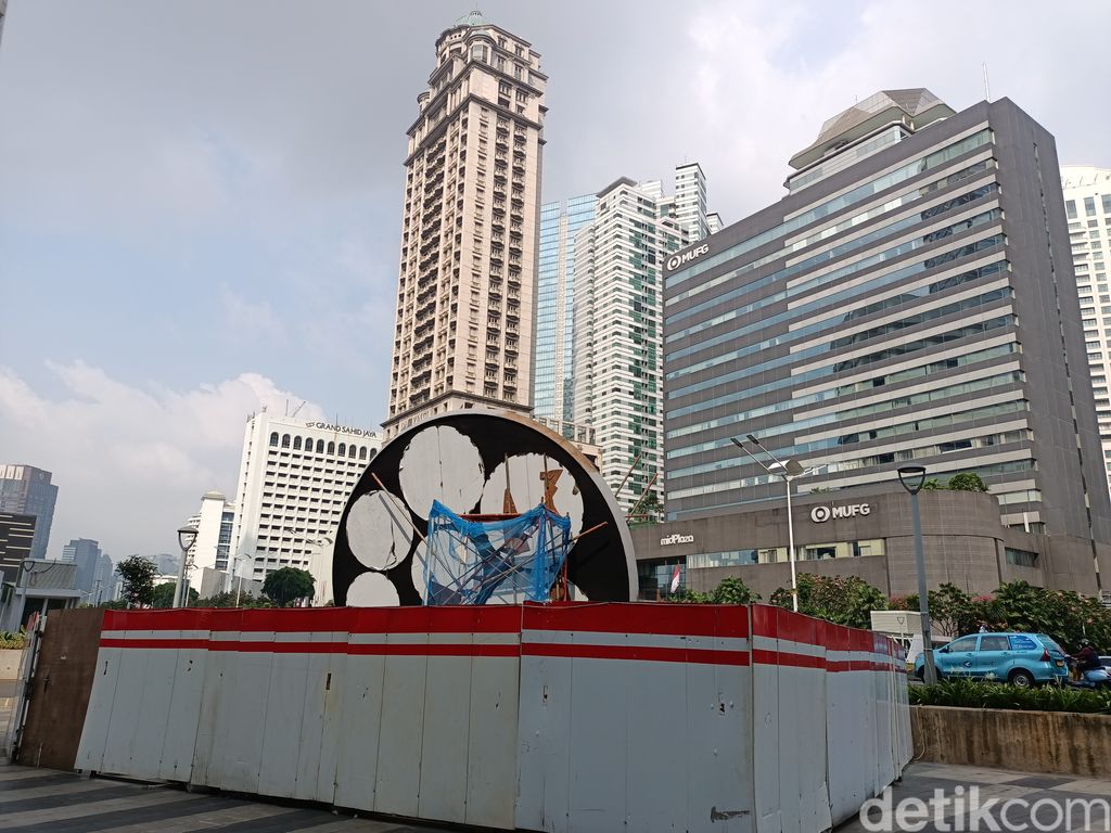 Proyek tugu sepeda di Jl Jenderal Sudirman Jakpus (Karin/detikcom) Proyek tugu sepeda di Jl Jenderal Sudirman Jakpus (Karin/detikcom)