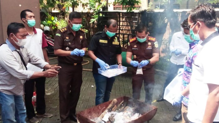 Ribuan Sachet Jamu Racik dan Obat Kadaluarsa Dimusnahkan