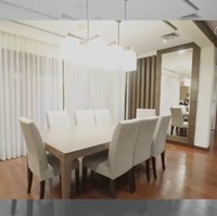 Lantai kayu menghadirkan atmosfer kehangatan di ruang makan. (Foto: YouTube/Celine Evangelista)