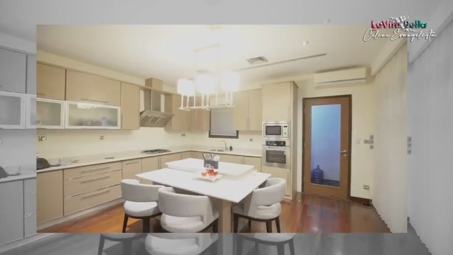 Dapur hadir dalam nuansa putih. Terdapat sebuah island di tengah yang juga berfungsi sebagai meja makan. (Foto: YouTube/Celine Evangelista)