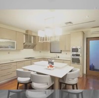 Dapur hadir dalam nuansa putih. Terdapat sebuah island di tengah yang juga berfungsi sebagai meja makan. (Foto: YouTube/Celine Evangelista)