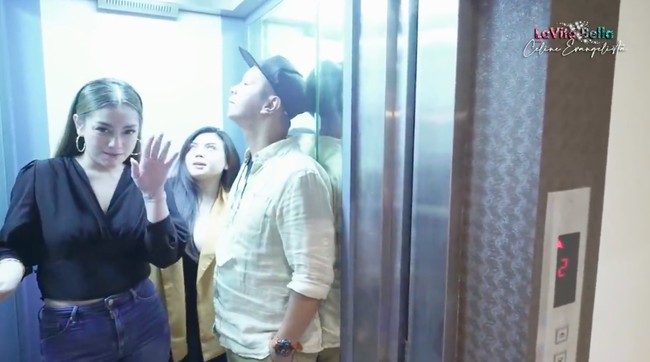 Rumah bergaya minimalis tersebut dilengkapi sebuah lift yang dapat memuat empat orang. (Foto: YouTube/Celine Evangelista)