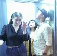 Rumah bergaya minimalis tersebut dilengkapi sebuah lift yang dapat memuat empat orang. (Foto: YouTube/Celine Evangelista)