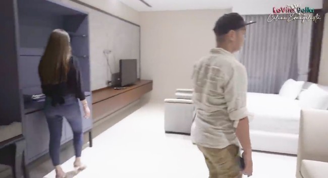 Kamar utama didominasi nuansa putih. Begitu luasnya, kamar tersebut dilengkapi walk-in closet dan kamar mandi. (Foto: YouTube/Celine Evangelista)