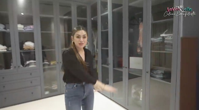 Kontras dengan kamar, walk-in closet hadir dalam nuansa abu-abu yang menciptakan kesan maskulin. (Foto: YouTube/Celine Evangelista)