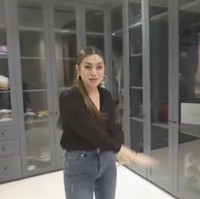 Kontras dengan kamar, walk-in closet hadir dalam nuansa abu-abu yang menciptakan kesan maskulin. (Foto: YouTube/Celine Evangelista)