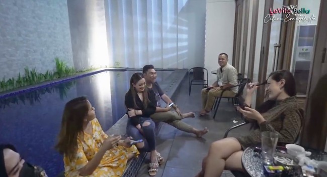 Kemewahan rumah Celine kian lengkap dengan kehadiran kolam renang. Di sini Celine bersantai dengan para sahabatnya. (Foto: YouTube/Celine Evangelista)