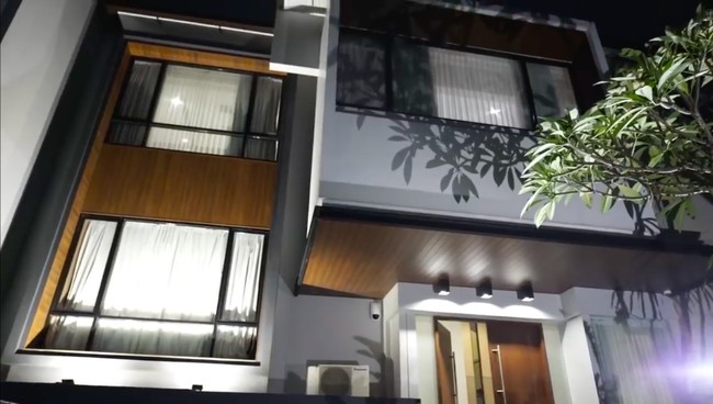 Inilah rumah baru Celine Evangelista. Istri Stefan William itu mengaku menempati rumah tersebut hanya bersama anak-anaknya. (Foto: YouTube/Celine Evangelista)