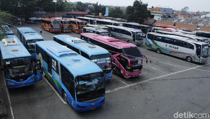 Sejumlah armada bus yang terparkir di Terminal Cicaheum.