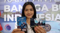 Seorang pegawai Bank Mandiri menunjukkan kartu e-money edisi khusus, yakni edisi Bangga Buatan Indonesia (BBI).