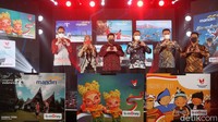 Deputi Bidang Koordinasi Pariwisata dan Ekonomi Kreatif Kemenmarves Odo RM Manuhutu, Direktur Pemasaran dan Komunikasi Kemenparekraf Yuana Rochma, Menteri BUMN Erick Thohir, Direktur Jaringan & Retail Banking Bank Mandiri Aquarius Rudianto, Direktur Operation Bank Mandiri Toni Eko Boy Subari, dan CEO Bumilangit Digital Mediatama Budiasto Kusuma menunjukkan simbol Bangga Buatan Indonesia (BBI) saat launching kartu e-money bertema nasionalisme dengan tiga edisi khusus di Jakarta, Jumat (9/4/2021).