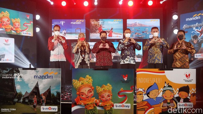 Deputi Bidang Koordinasi Pariwisata dan Ekonomi Kreatif Kemenmarves Odo RM Manuhutu, Direktur Pemasaran dan Komunikasi Kemenparekraf Yuana Rochma, Menteri BUMN Erick Thohir, Direktur Jaringan & Retail Banking Bank Mandiri Aquarius Rudianto, Direktur Operation Bank Mandiri Toni Eko Boy Subari, dan CEO Bumilangit Digital Mediatama Budiasto Kusuma menunjukkan simbol Bangga Buatan Indonesia (BBI) saat launching kartu e-money bertema nasionalisme dengan tiga edisi khusus di Jakarta, Jumat (9/4/2021).