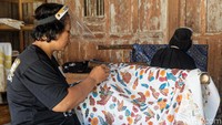 Salah satunya dirasakan Bayu Permadi, pemilik Sembung Batik. Saat ini Bayu dapat menjual rata-rata 2.000 potong kain batik dalam satu bulan. Jumlah itu naik signifikan dibandingkan saat awal pandemi 2020 lalu.   