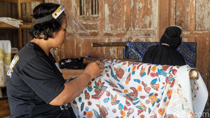 Kulon Progo - Setelah terpuruk akibat pandemi COVID-19, kini sentra batik di Lendah, Kulon Progo mulai kembali menggeliat. Para perajin sudah menerima banyak orderan seperti waktu normal sebelum wabah corona melanda.
