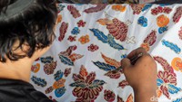 Hal senada diungkapkan Agus Fathurrohman, pemilik Sinar Abadi Batik (SAB) di Ngentakrejo, Lendah. Penjualan kain batik di tempatnya juga mengalami peningkatan sejak akhir 2020 lalu.   