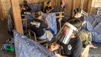 Akibatnya omzet SAB yang dalam sebulan saat waktu normal bisa mencapai Rp15 juta, sukar tercapai. Beberapa karyawan SAB bahkan terpaksa dirumahkan. Untuk menyambung hidup, UMKM ini sempat beralih memproduksi barang-barang yang lebih laku dijual salah satunya masker batik motif khas Kulon Progo yaitu geblek renteng.   