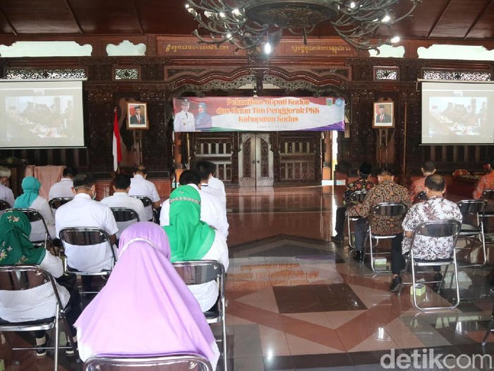 Tamu undangan pejabat menyaksikan prosesi pelantikan Bupati Kudus secara virtual di pendapa Kudus, Senin (9/4/2021).