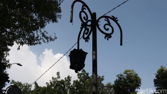Tiang lampu taman yang terpasang di pedestrian sekitar Balai Kota Bandung rusak.