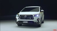 Untuk menambah kesan premium dan advance, Kijang Innova Limited Edition ini juga dilengkapi dengan premium dark grey alloy wheel. Sedangkan untuk memberikan kesan mewah pada front grille, terdapat ornamen dark chrome pada Venturer dan chrome pada V Luxury. Foto: Pool (youtube/Toyota)
