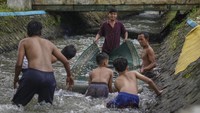 Mulai dari orang dewasa hingga anak-anak ikut melakukan tradisi ini.  