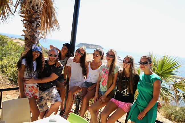 Vitaliy kerap menunjukkan atribut kehidupan glamournya. Dia juga dikabarkan menyelenggarakan pesta untuk anggota parlemen Ukraina. Pesta-pesta semacam itu biasanya dihadiri oleh gadis-gadis berpakaian seksi. Foto: dok. Facebook/Vitaliy Grechin