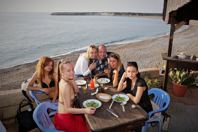 Dalam Facebooknya, Vitaliy terlihat tampil dengan gaya hidup playboy. Dia sudah tidak asing lagi berpose yang dikelilingi wanita-wanita berbusana minim. Foto: dok. Facebook/Vitaliy Grechin