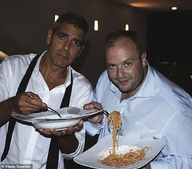 Vitaliy pun pernah berfoto dengan bintang Hollywood George Clooney sampai Sylvester Stallone. Foto: dok. Facebook/Vitaliy Grechin