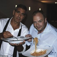 Vitaliy pun pernah berfoto dengan bintang Hollywood George Clooney sampai Sylvester Stallone. Foto: dok. Facebook/Vitaliy Grechin