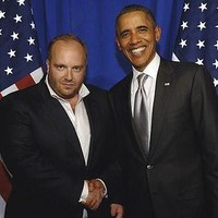 Vitaliy disebut-sebut sebagai orang penting yang dekat dengan tokoh-tokoh dunia. Di Facebooknya, dia terlihat berfoto bersama dengan Barack Obama Foto: dok. Facebook/Vitaliy Grechin