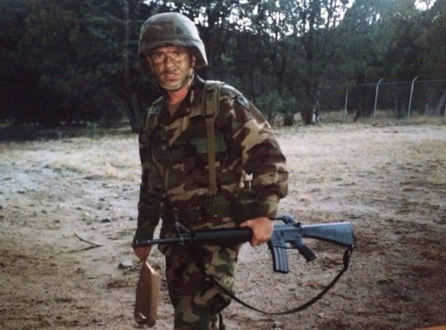 Vitaliy lahir di Kiev, tapi pindah ke Amerika Saat usianya 10 tahun. Dia dilaporkan memiliki gelar di bidang keuangan dan psikologi personalia. Ada klaim yang menyebut bahwa dia pernah bertugas di tentara AS, dan sempat ditempatkan di kedutaan Amerika di Ukraina. Foto: dok. Facebook/Vitaliy Grechin