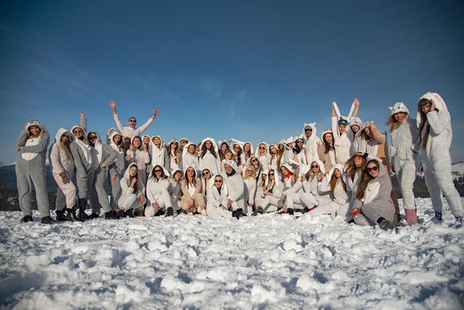 Vitaliy pun kerap melakukan liburan fancy bersama para gadis-gadisnya yang berperawakan seperti model. Seperti dalam foto ini, Vitaliy berlibur ke resor ski di Ukraina pada Februari lalu yang bertepatan dengan hari ulang tahunnya. Foto: dok. Facebook/Vitaliy Grechin