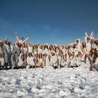 Vitaliy pun kerap melakukan liburan fancy bersama para gadis-gadisnya yang berperawakan seperti model. Seperti dalam foto ini, Vitaliy berlibur ke resor ski di Ukraina pada Februari lalu yang bertepatan dengan hari ulang tahunnya. Foto: dok. Facebook/Vitaliy Grechin